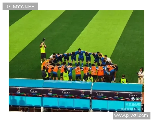 足球巨星聚餐夜：绿茵场外的友谊与精彩对话